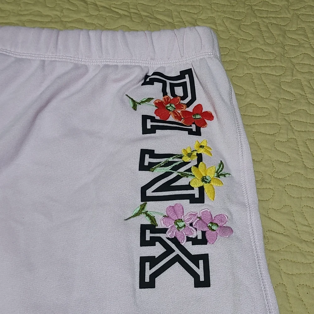 PINK Victoria's Secret Boyfriend embroidered floral logo lounge shorts size XL - Picture 2 of 6